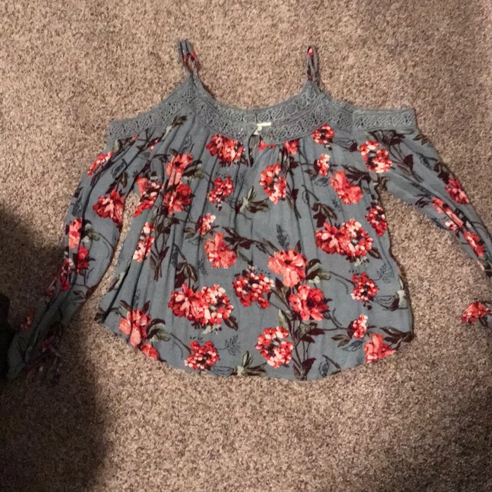 Abercrombie & Fitch Off the shoulder shirt